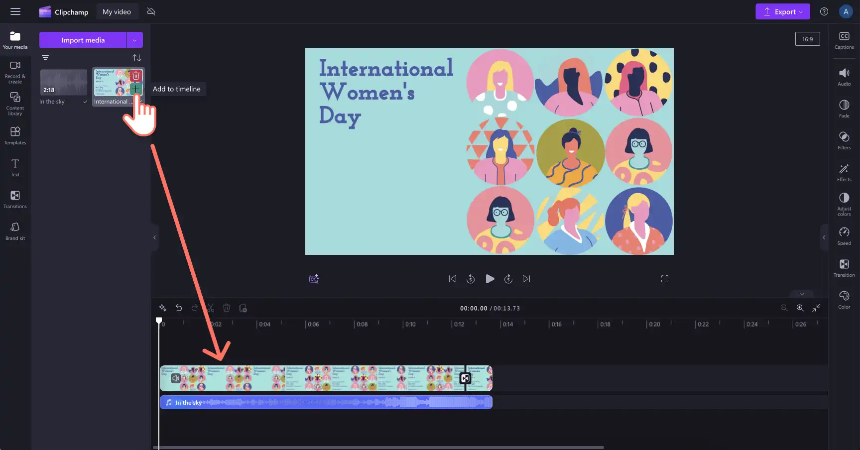 Imagem de uma pessoa adicionando seu vídeo importado à linha do tempo no Clipchamp.
