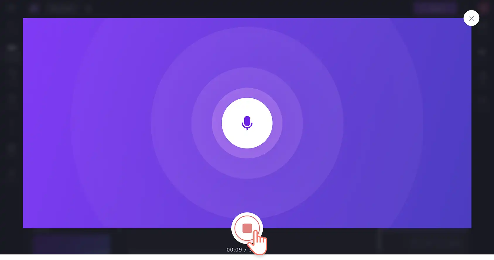 En bruker som klikker på stoppknappen i den nettbaserte taleopptakeren i videoredigeringsprogrammet Clipchamp.