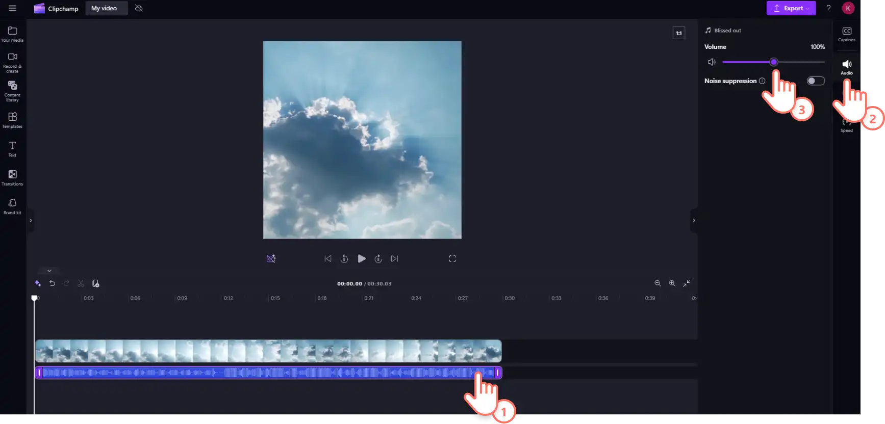 Một người dùng đang điều chỉnh âm lượng của bản âm thanh trong Clipchamp. 