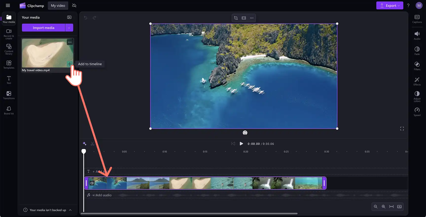Imej seorang pengguna menyeret dan melepaskan video ke garis masa dalam Clipchamp.