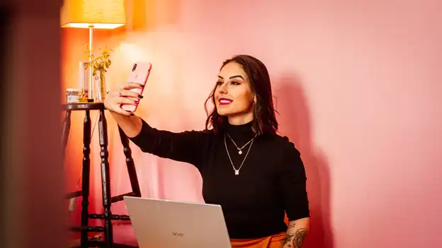 Influencer taking selfie - Invite influencers to collaborate on your brand video