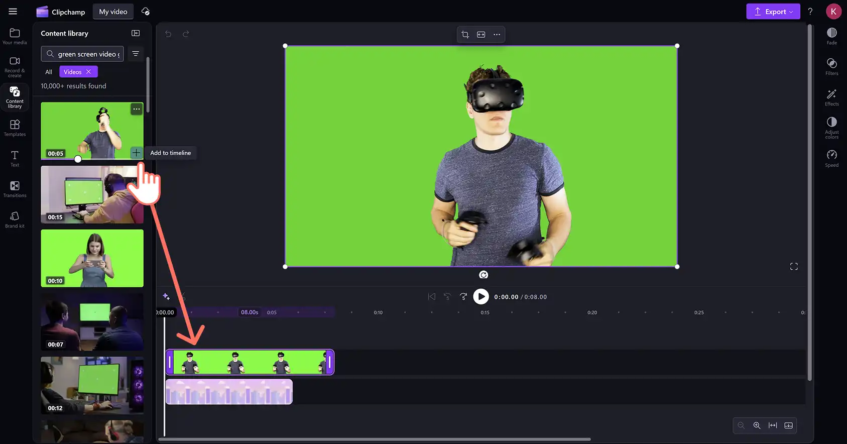 Một người dùng đang kéo và thả video green screen vào dòng thời gian trong trình biên tập video Clipchamp. 