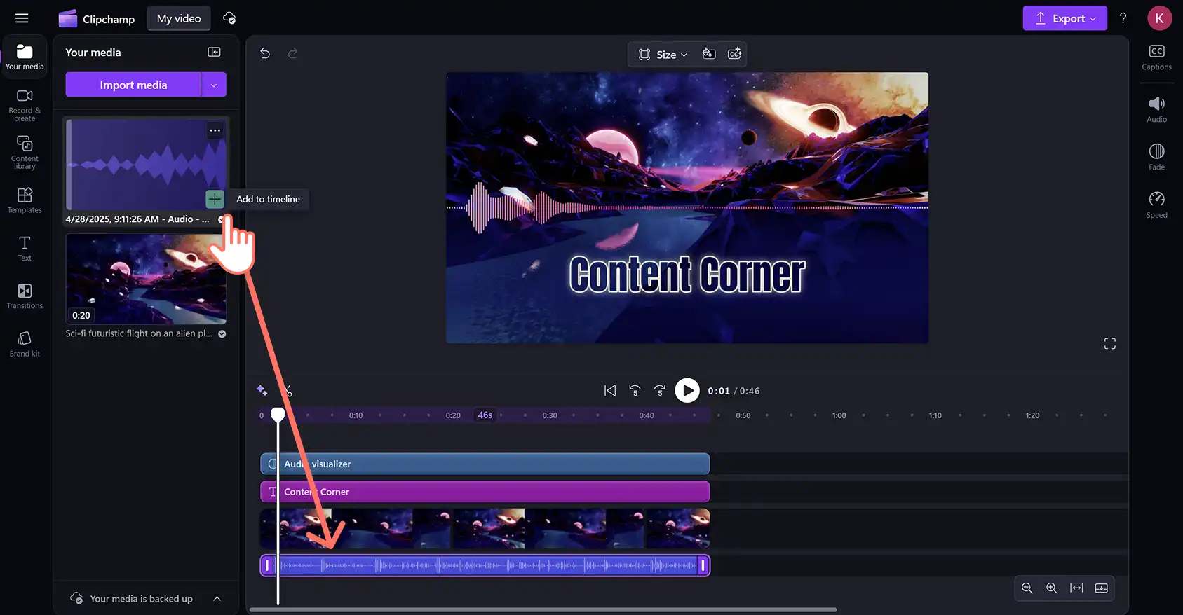 Un usuario arrastra un archivo de audio de podcast a una línea de tiempo en el editor de vídeo Clipchamp.