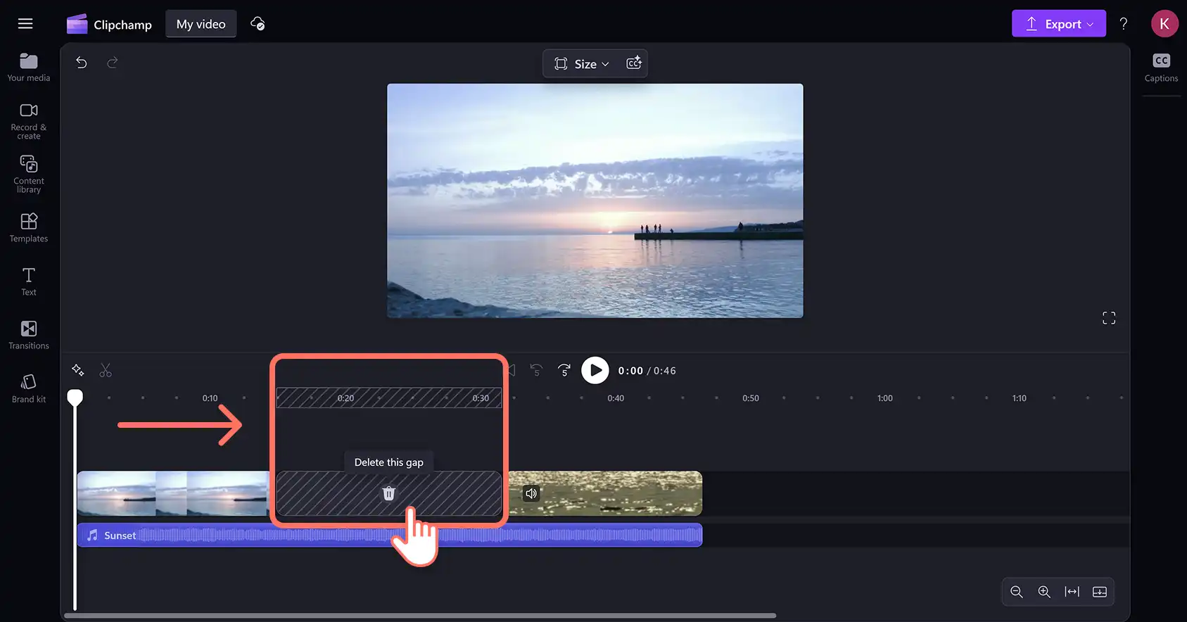 Usuário removendo uma lacuna no editor de vídeo Clipchamp.