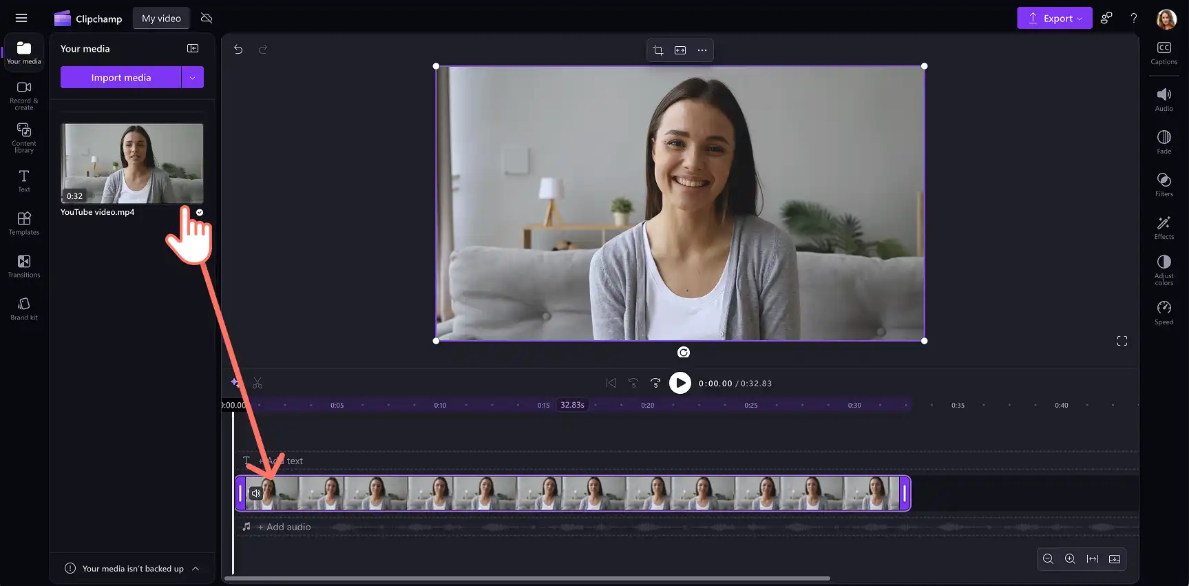 En bruker som legger til et vlog-opptak på tidslinjen Clipchamp. 
