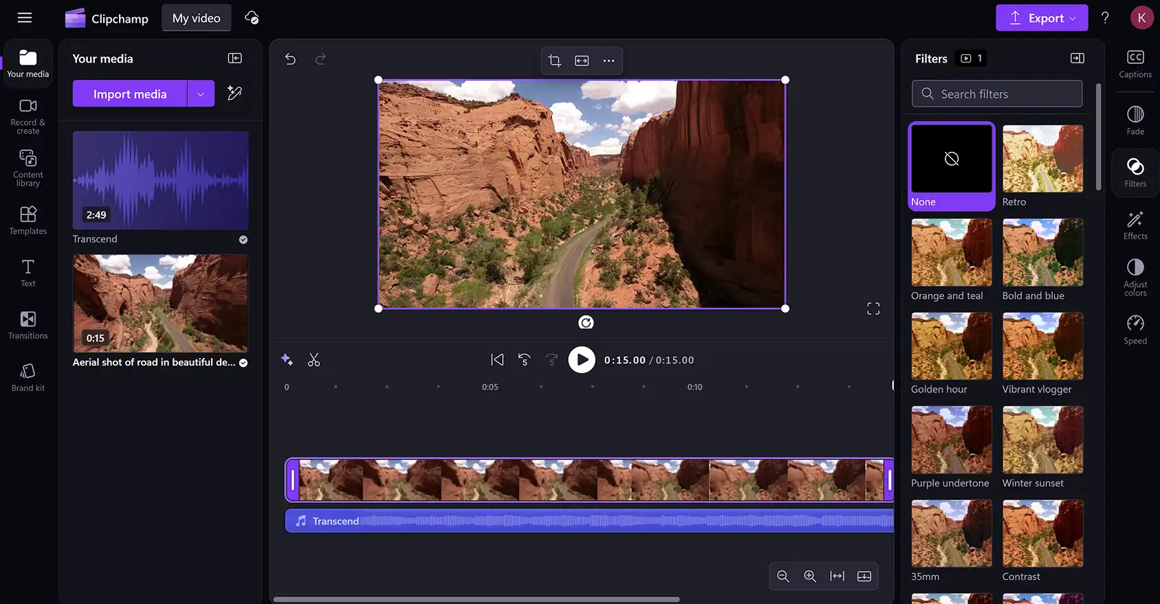 ツール バー、プロパティ パネル、タイムラインを含む Clipchamp ビデオ エディターが全画面表示されています。