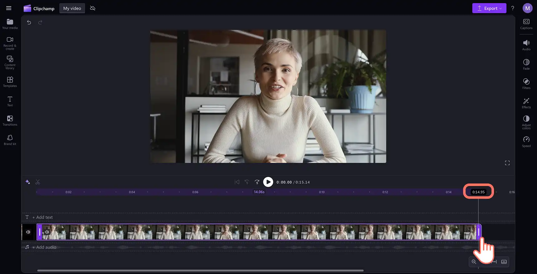Clipchamp'te bir video kırpan bir kullanıcı