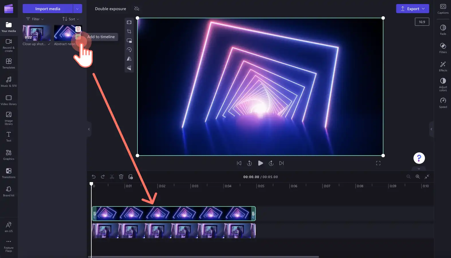 タイムラインに 2 つの動画をドラッグ アンド ドロップするユーザーの画像。