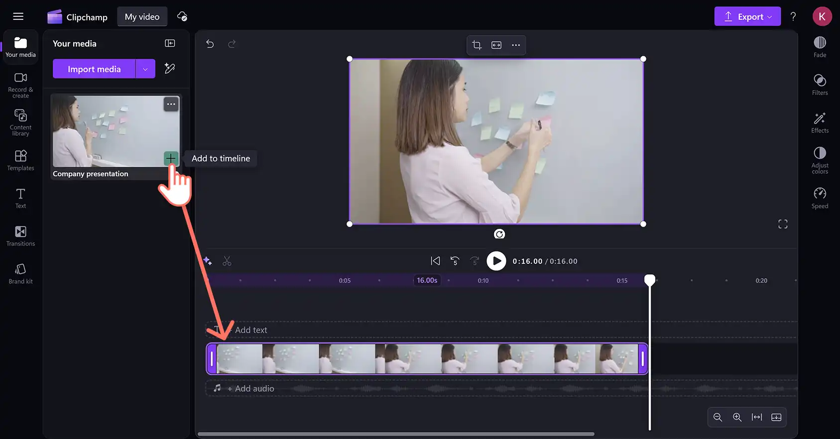 [Clipchamp 動画エディターで動画をタイムラインにドラッグ アンド ドロップしているユーザー。