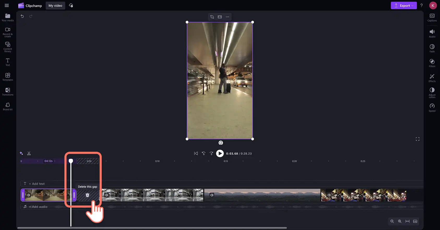 Użytkownik usuwający lukę z osi czasu za pomocą funkcji usuwania luk w edytorze wideo Clipchamp. 