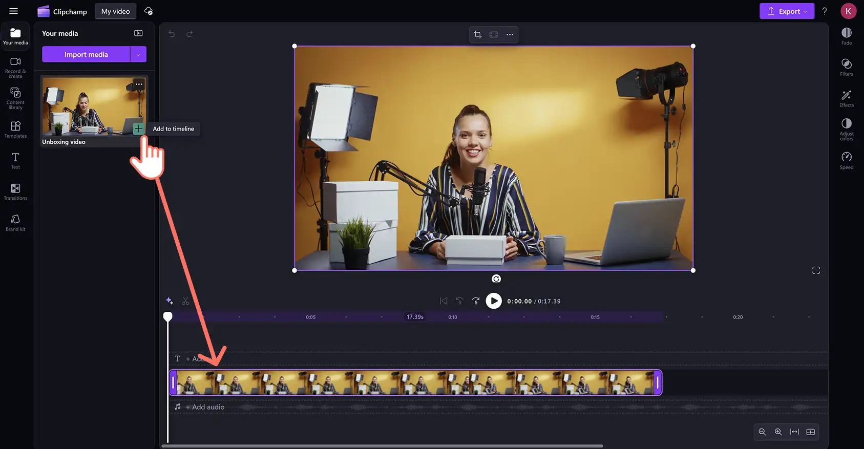 Käyttäjä vetämässä ja pudottamassa paketinavausvideota aikajanalle Clipchampissa.