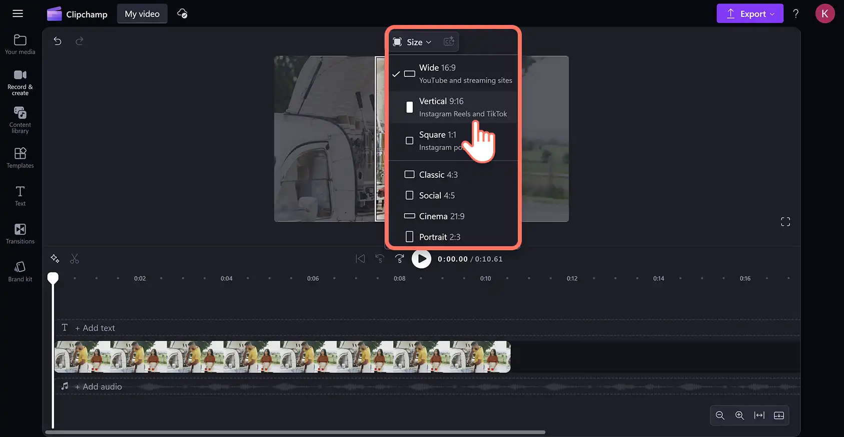 Un utilisateur prévisualisant les proportions pour les Reels et Stories Instagram dans l’éditeur vidéo Clipchamp. 