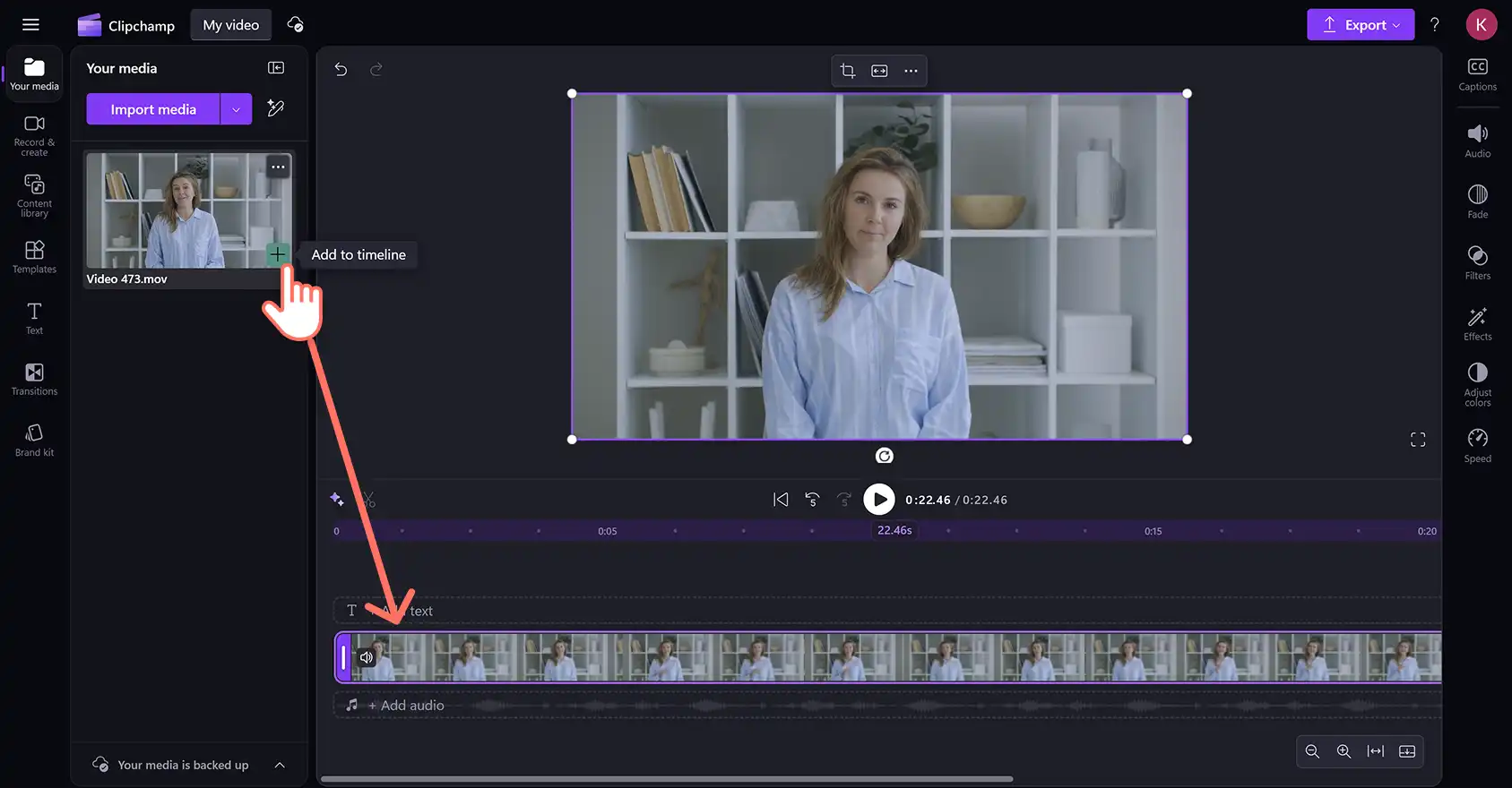 Un utilizator care glisează un fișier MOV în cronologia de editare în editorul video Clipchamp. 