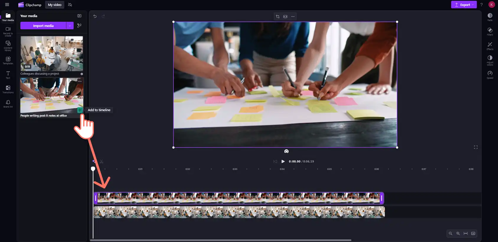 Kuva, jossa käyttäjä vetää ja pudottaa videon aikajanalle.