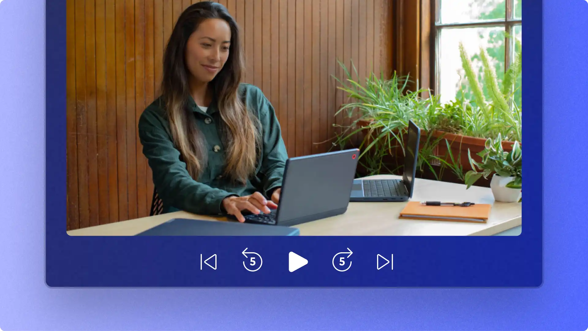 Ein abstraktes Vorschaufenster des Video-Editors von Clipchamp mit einer Frau bei der Onlinearbeit, die etwas auf ihrem Laptop eingibt.