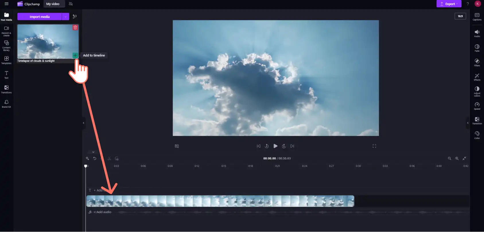 Người dùng đang thêm video vào dòng thời gian trong Clipchamp. 