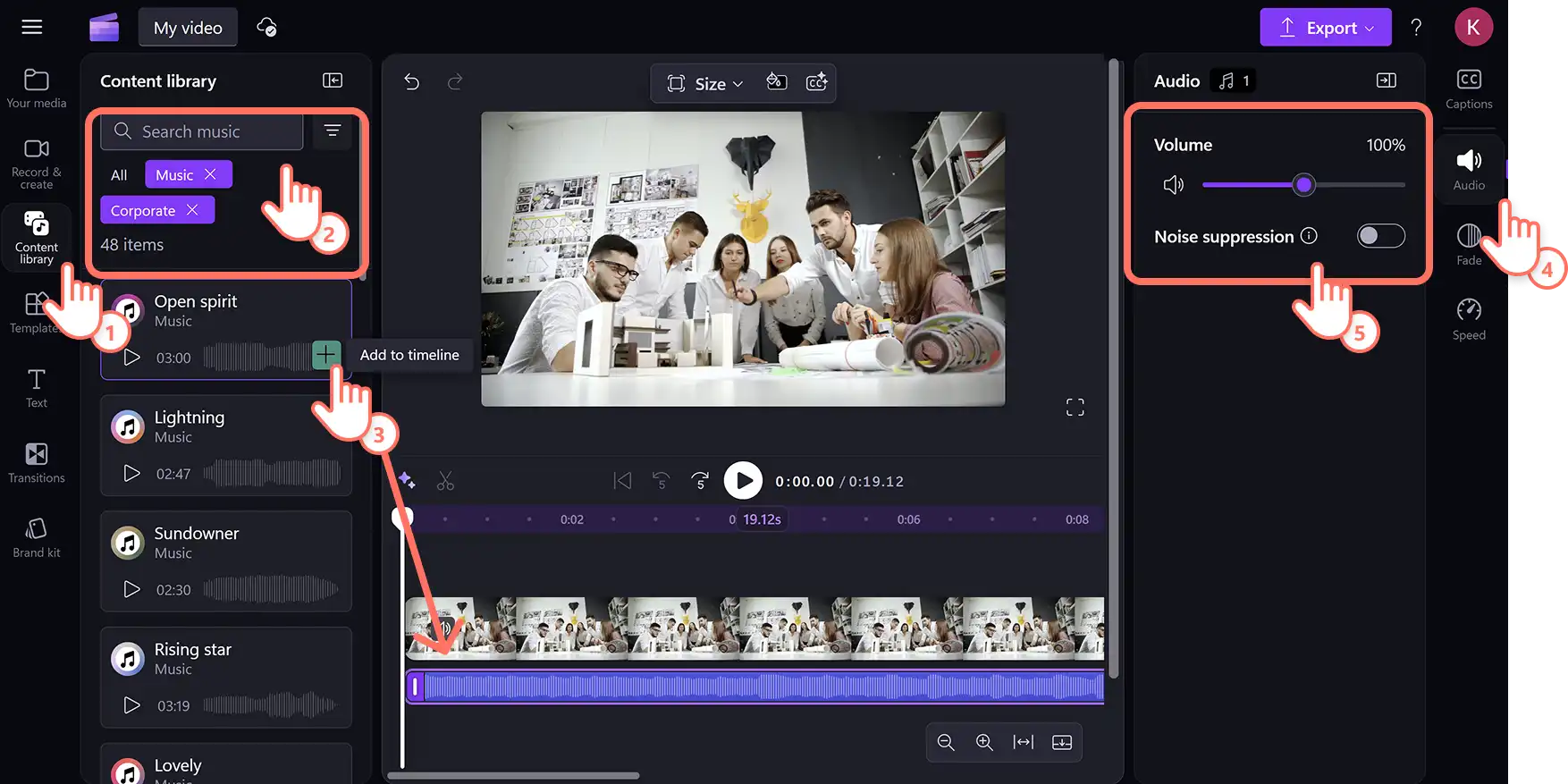Un utilisateur ajoutant une musique de fond gratuite à une vidéo dans l’éditeur vidéo Clipchamp. 