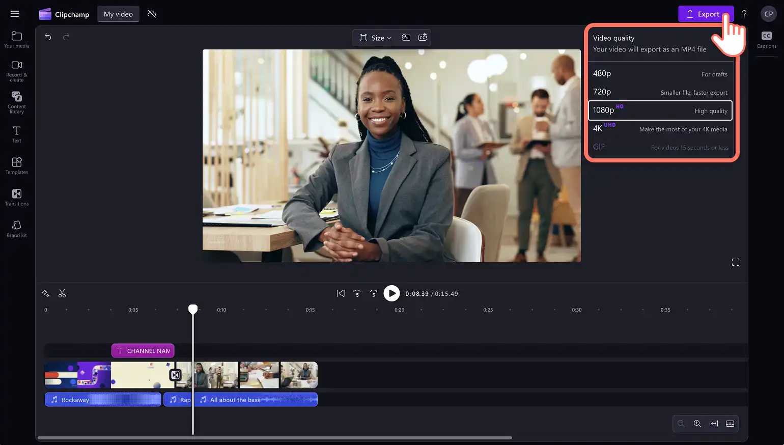 Pengguna menyimpan videonya di editor video Clipchamp.