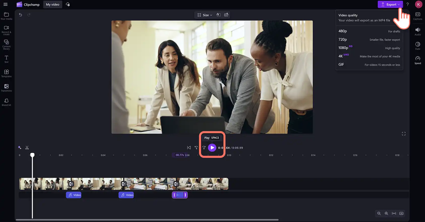 Pengguna melihat pratinjau dan mengekspor video yang berisi transisi putar di editor video Clipchamp. 