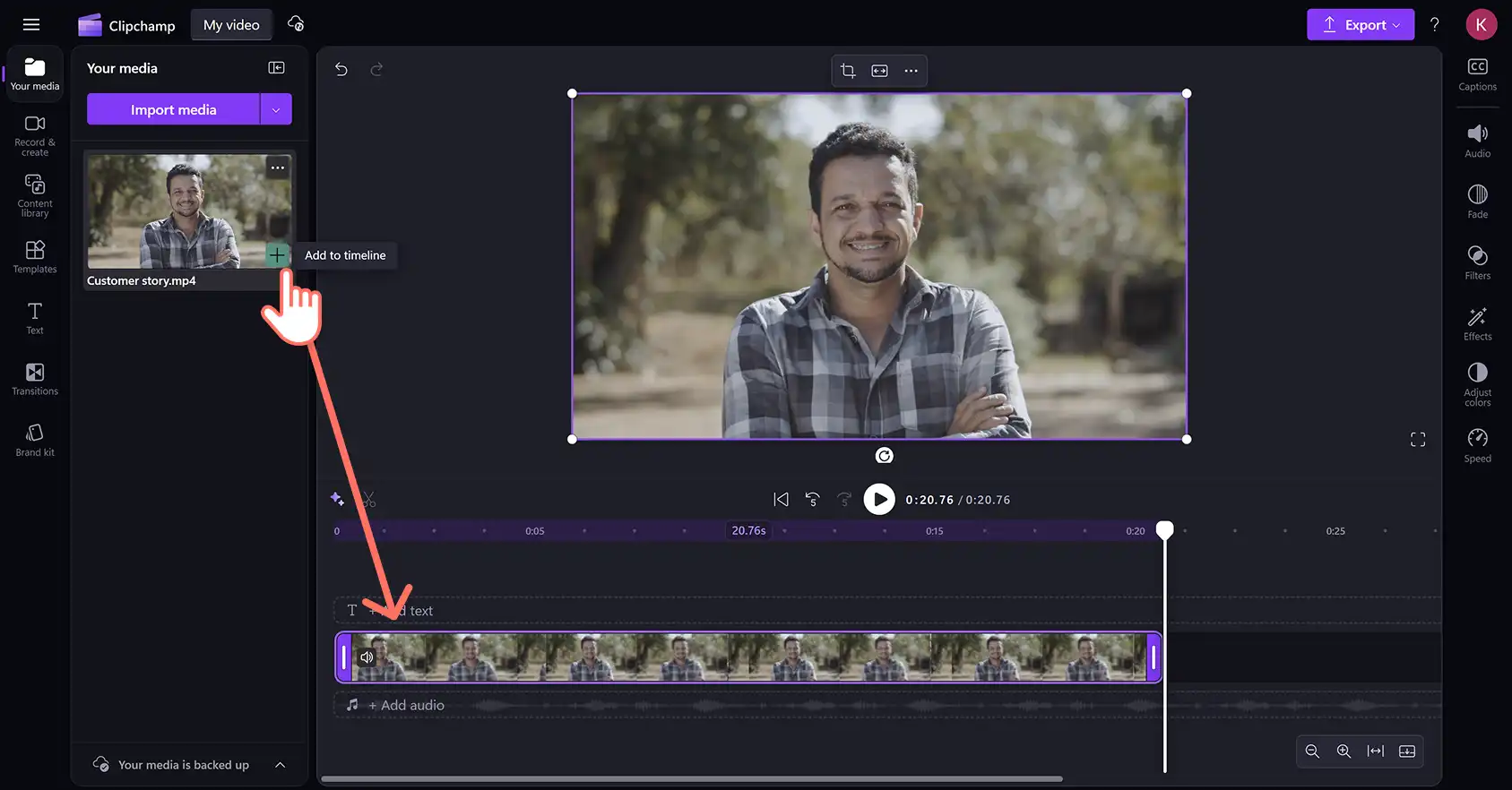 Clipchamp 動画エディターのタイムラインに動画を追加しているユーザー。