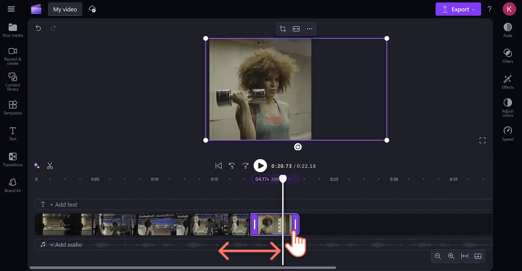 Una persona ritaglia un video con i momenti salienti nell'editor video Clipchamp. 