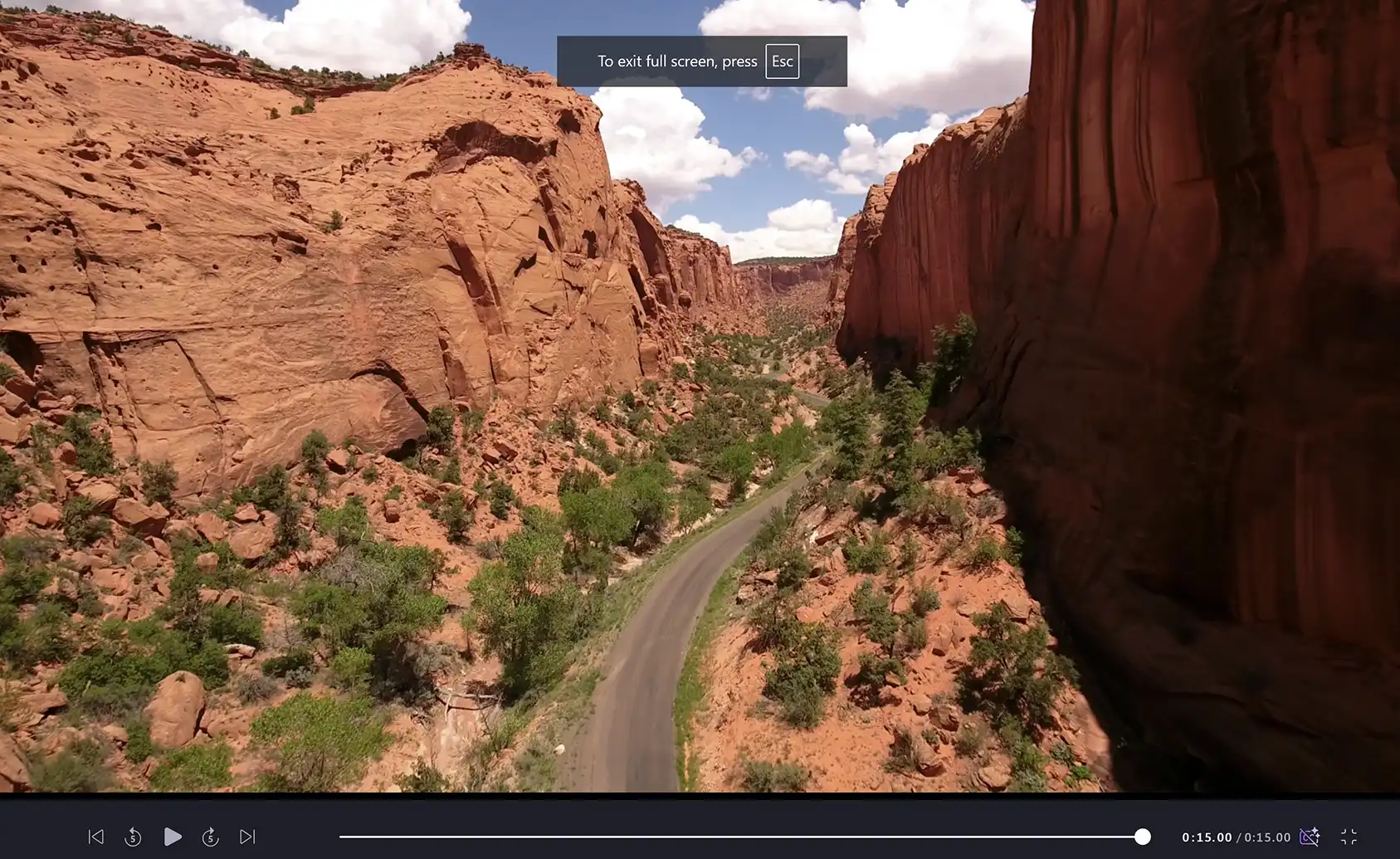 Clipchamp で全画面表示モードで動画をプレビューしているユーザー。