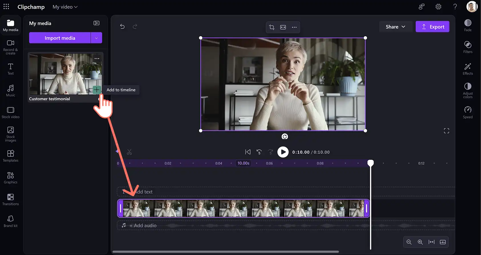 En bruger føjer medier til en video med kundeudtalelser i Clipchamp til arbejde.