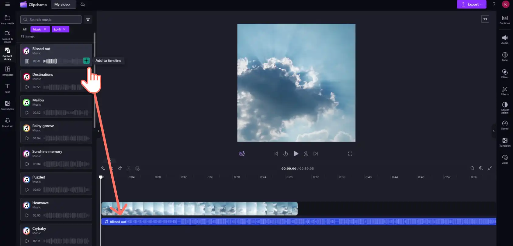 Người dùng đang thêm nhạc miễn phí bản quyền từ thư viện nội dung vào dòng thời gian trong Clipchamp. 