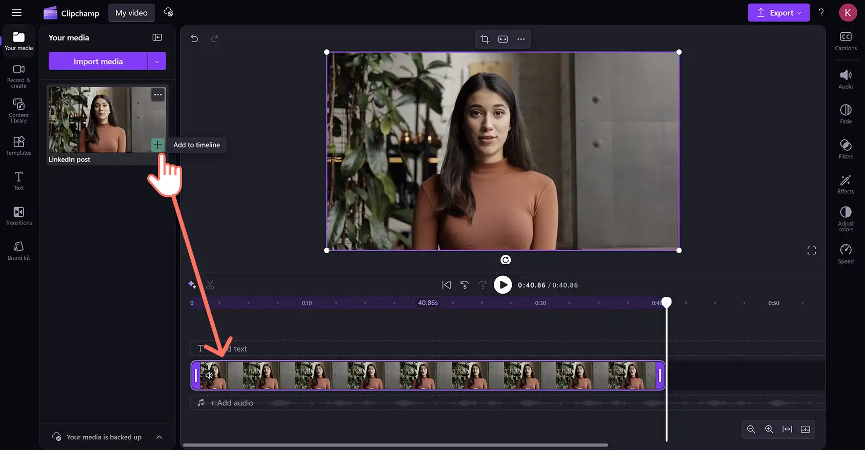 Seorang pengguna menambahkan video pada garis masa dalam editor video Clipchamp. 