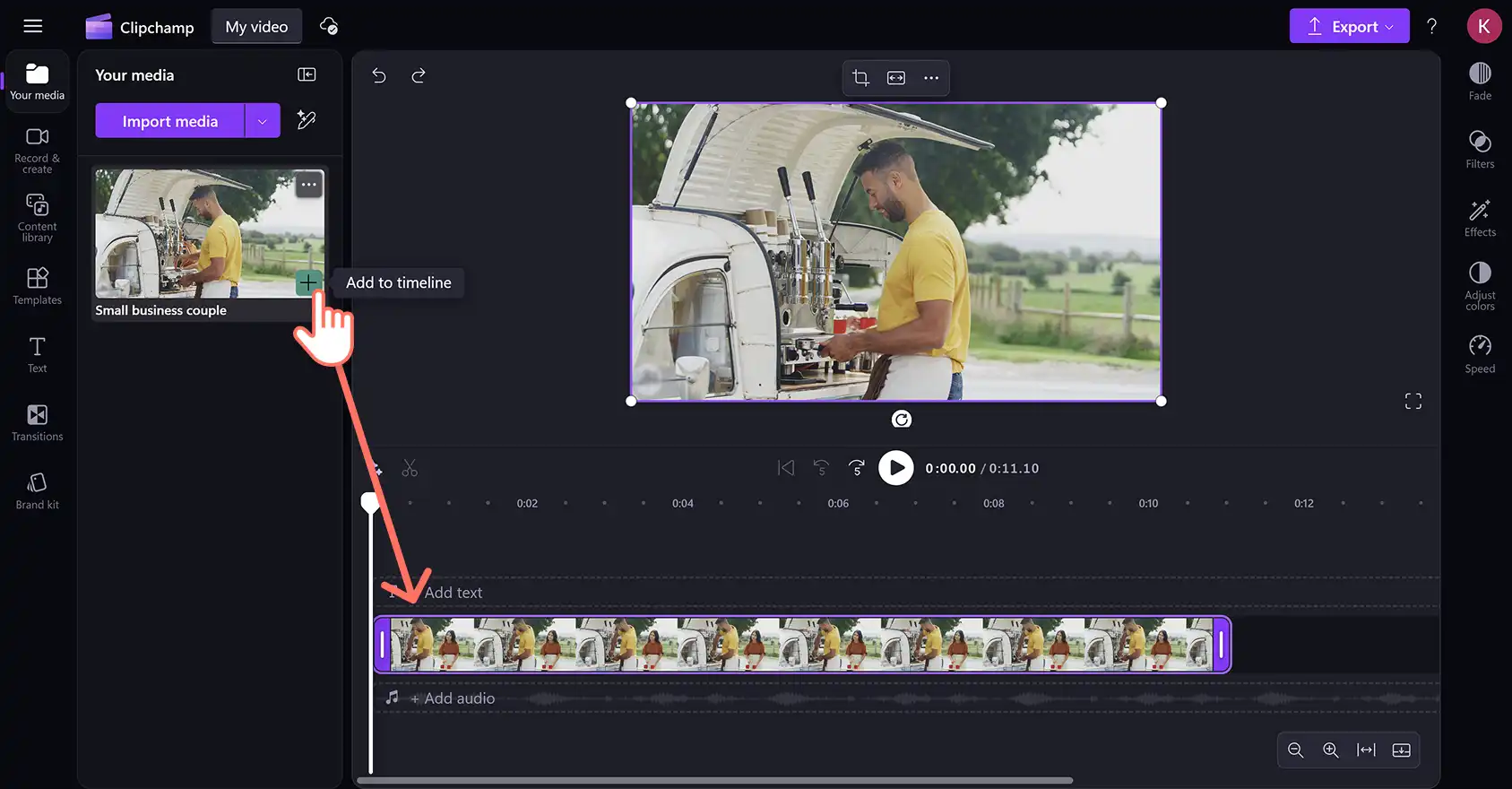 Un utilisateur faisant glisser-déposer une vidéo horizontale sur la chronologie dans l’éditeur vidéo Clipchamp.