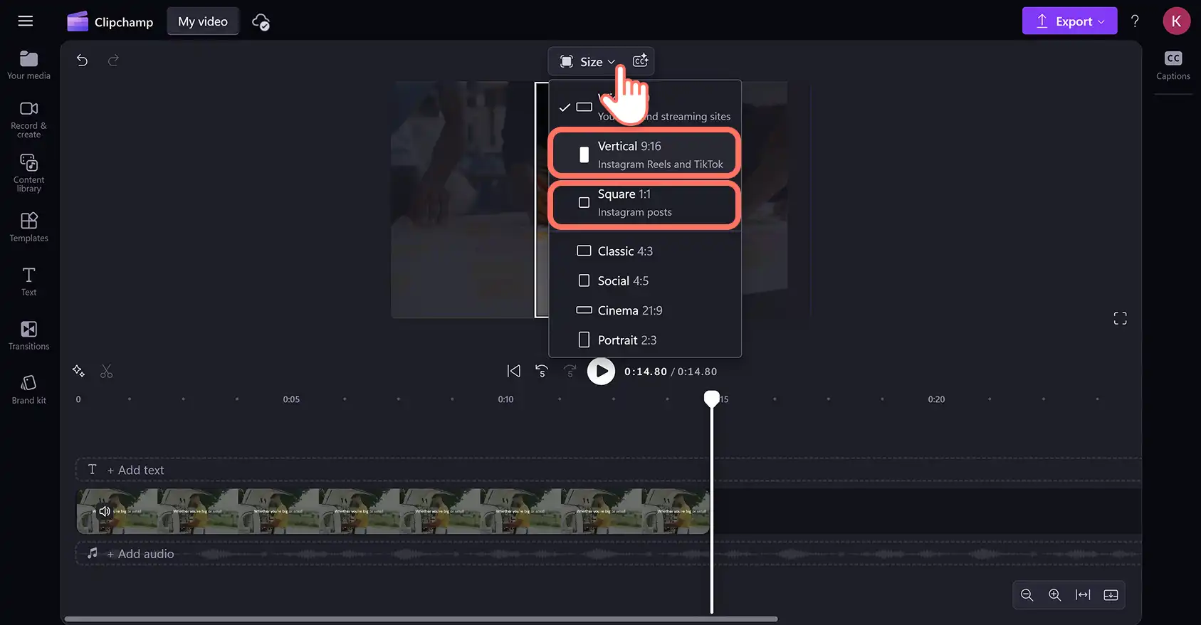 Un utilisateur redimensionnant une vidéo YouTube pour Instagram dans l’éditeur vidéo Clipchamp.