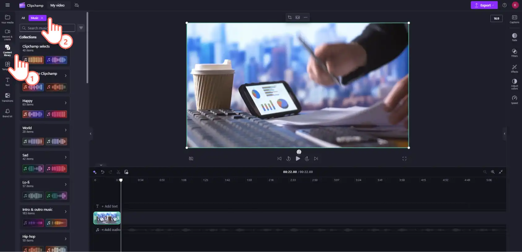 一位用户正在访问 Clipchamp 内容库中的免版税背景音乐目录。