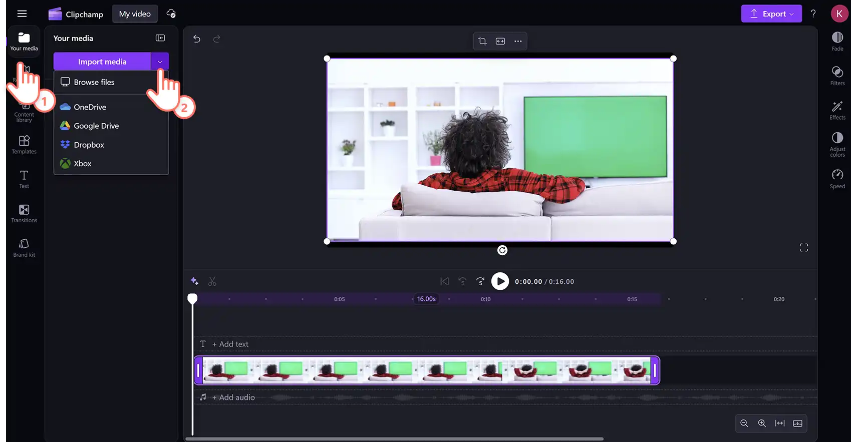 Clipchamp 동영상 편집기에서 그린 스크린 동영상 아래에 동영상 클립을 끌어서 놓는 사용자. 