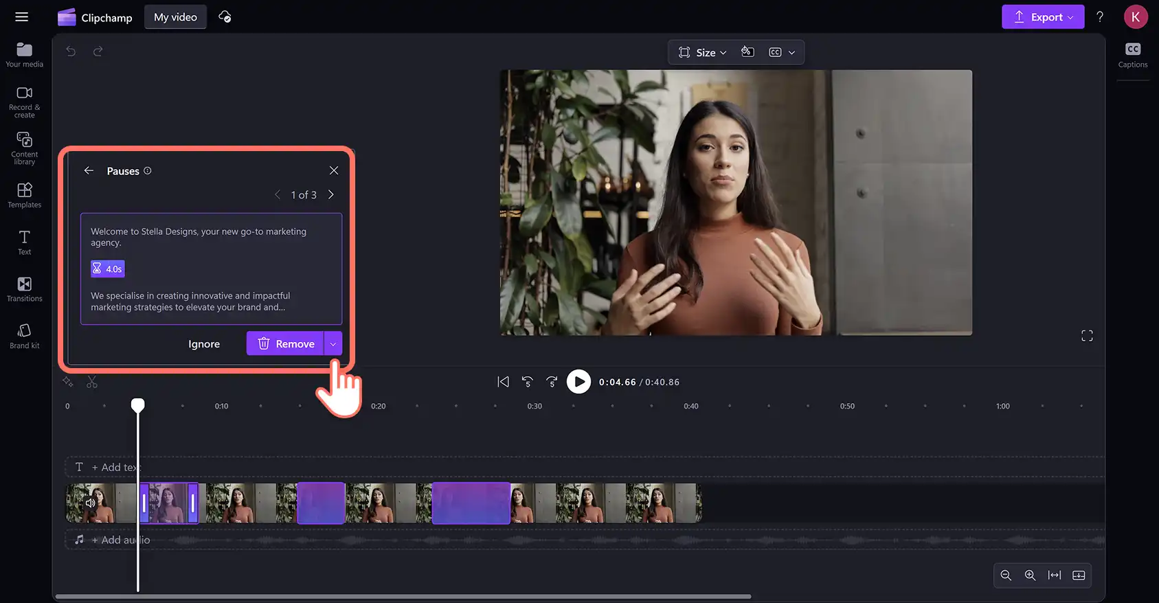 En bruker som fjerner oppdagede pauser i vinduet for automatisk klipping i videoredigeringsprogrammet Clipchamp. 