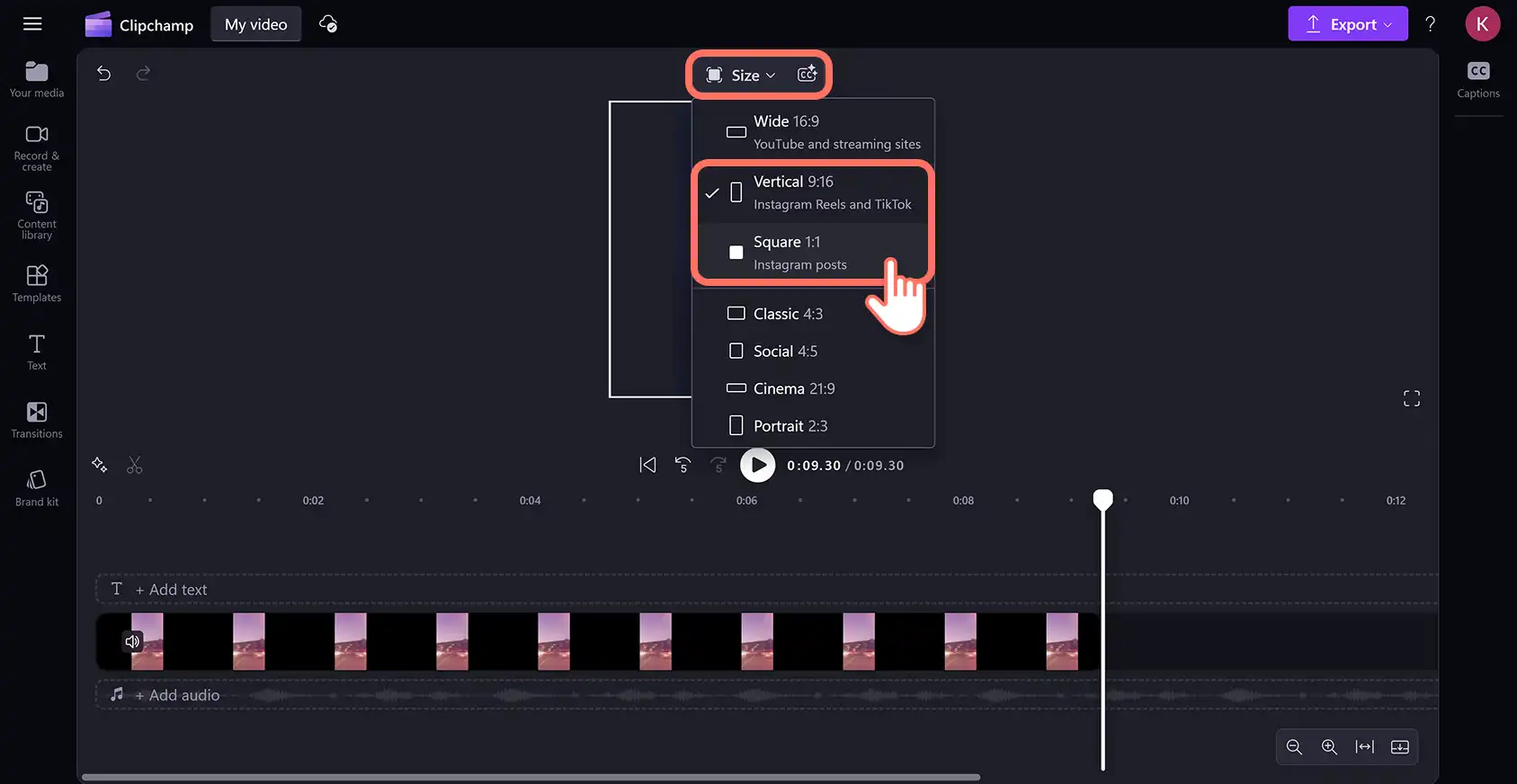 Un utilisateur redimensionnant une vidéo pour TikTok dans l'éditeur de vidéo Clipchamp.