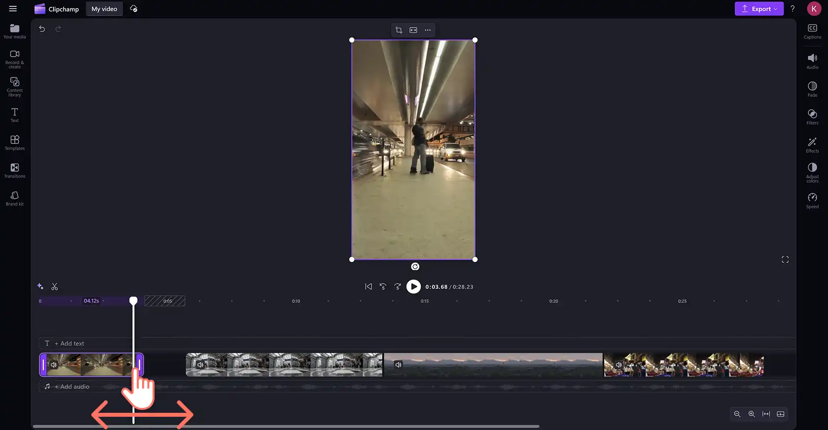 Użytkownik przycinający klip z najważniejszymi momentami podróży w edytorze wideo Clipchamp. 