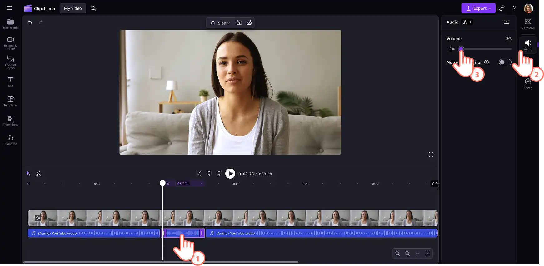 En bruker som deler lyd og demper video i Clipchamp. 