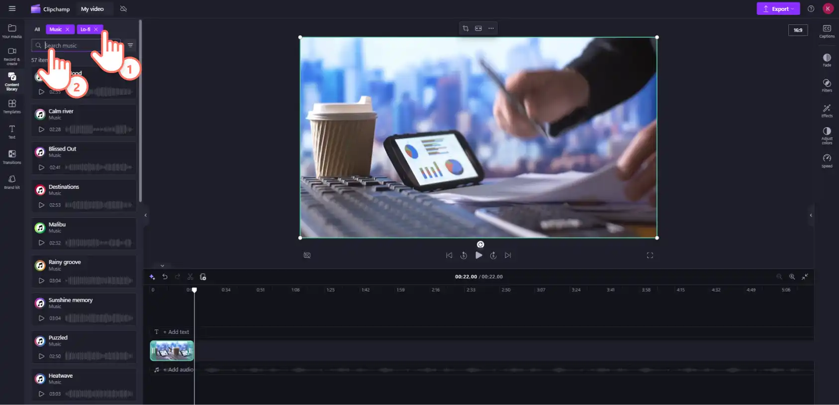 一位用户在 Clipchamp 内容库的免版税音乐收藏中搜索歌曲。