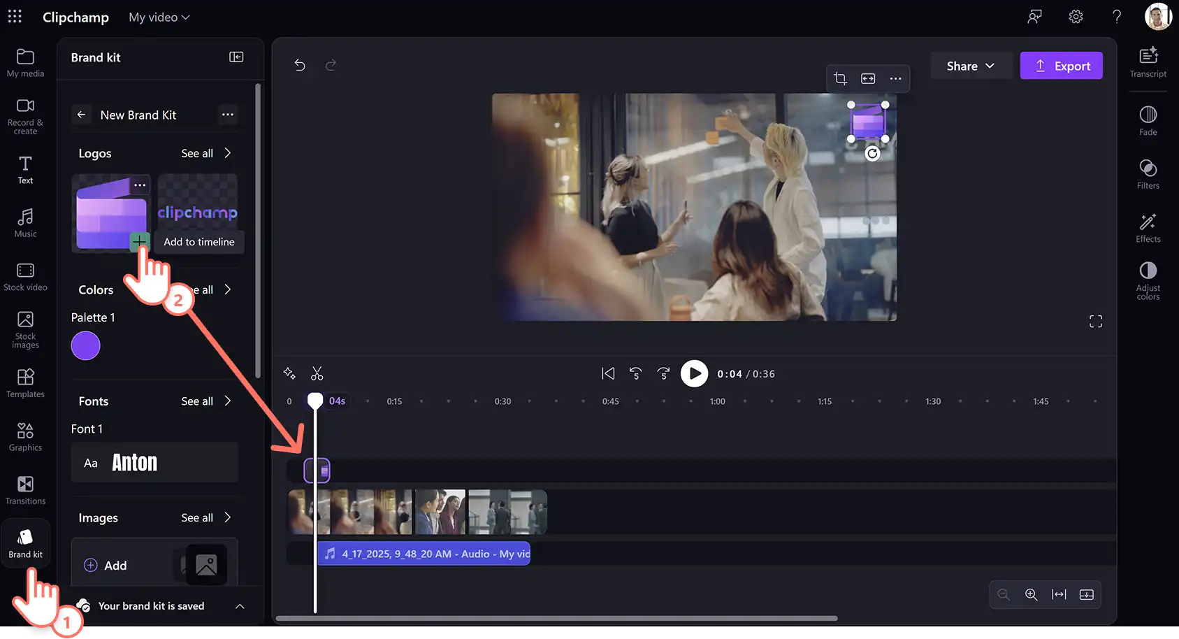 Użytkownik dodający logo z narzędzia zestawu markowego do korporacyjnego filmu informacyjnego w usłudze Clipchamp w pracy.