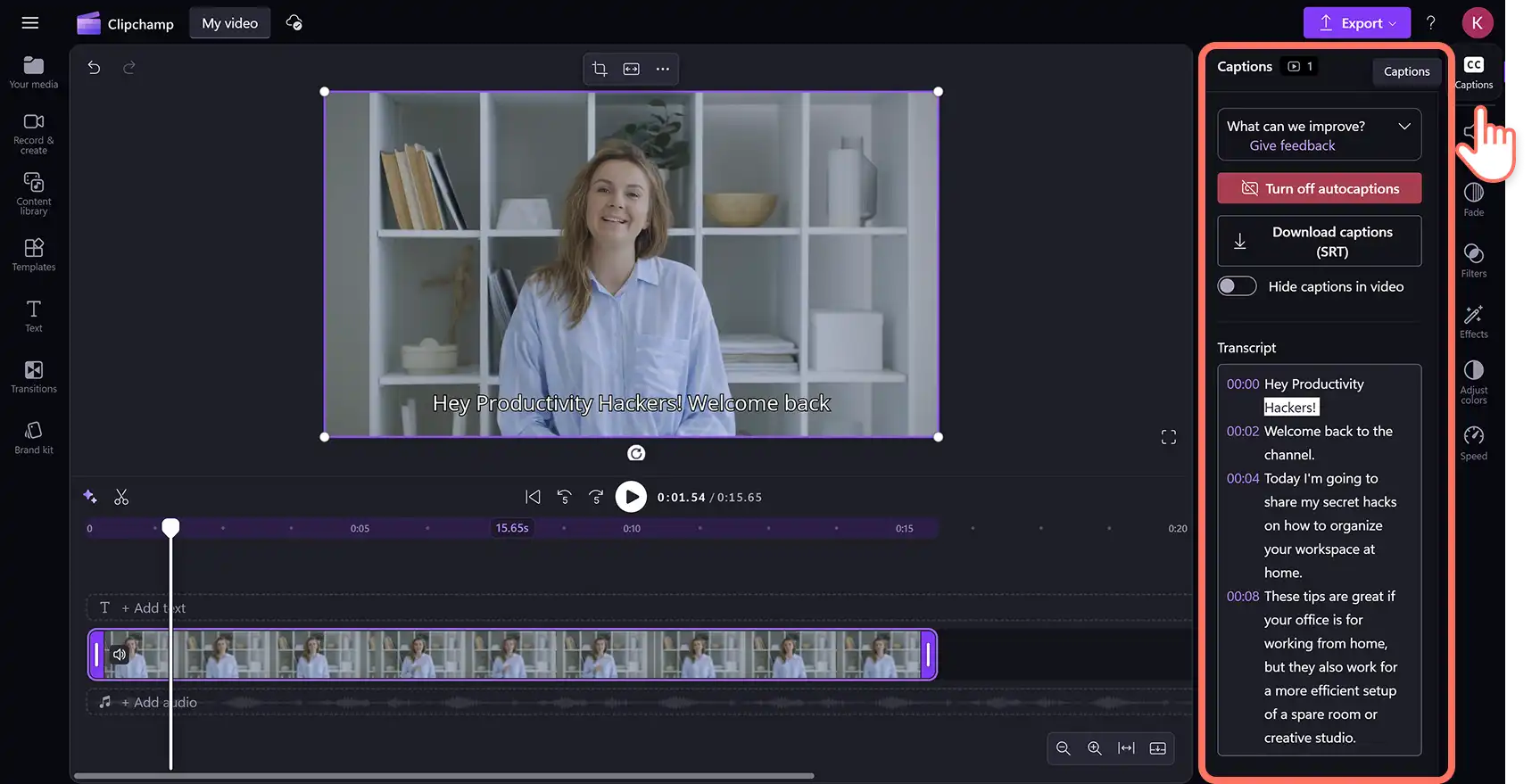 Un utilizator care adaugă subtitrări automate la un fișier MOV în editorul video Clipchamp. 