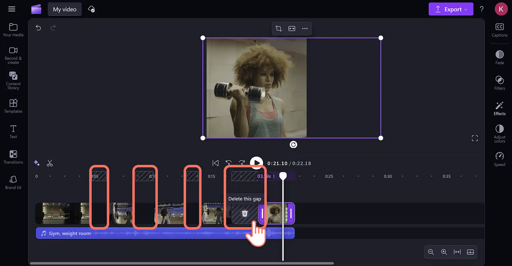 Un utente che rimuove le pause da un video con i momenti salienti nell'editor video Clipchamp. 