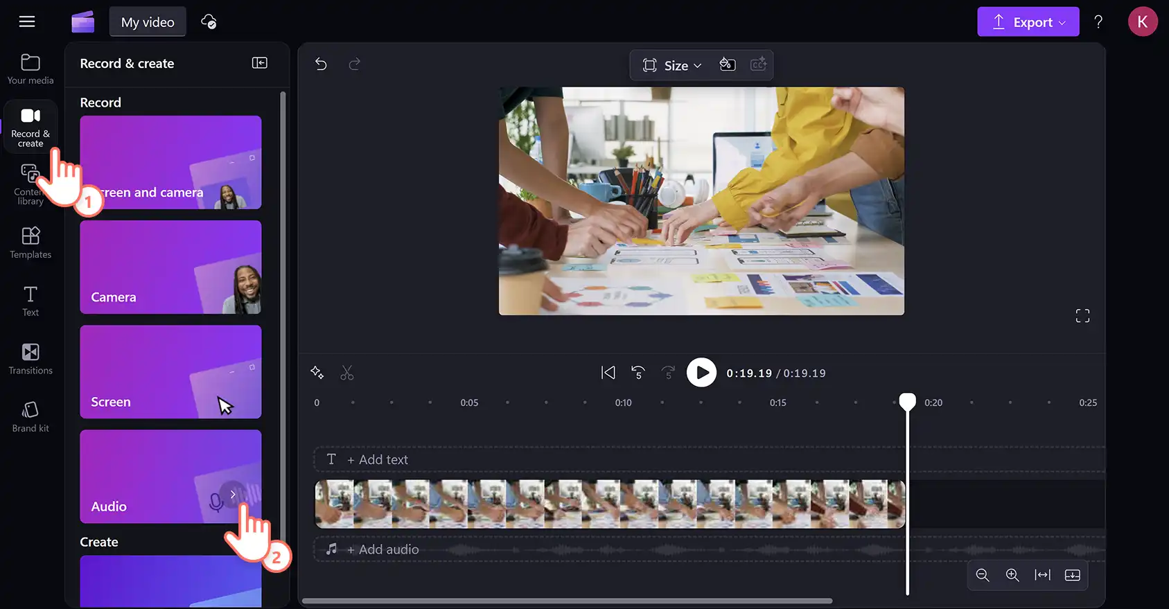 En bruker som velger den gratis nettbaserte lydopptakeren i videoredigeringsprogrammet Clipchamp.
