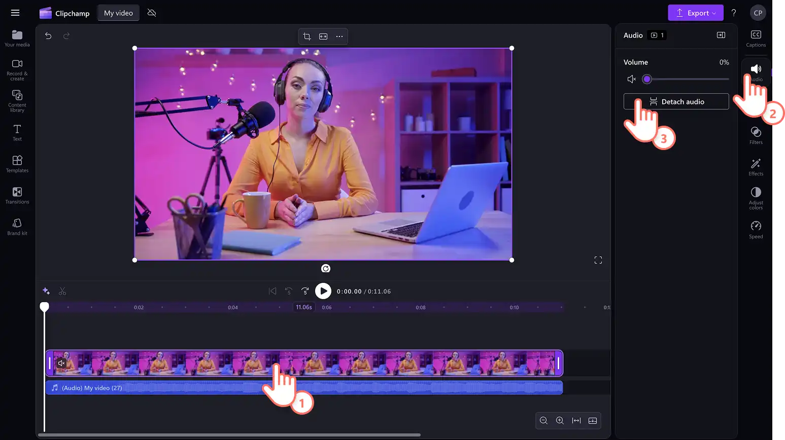 Videodan ses ayıran bir kullanıcı.