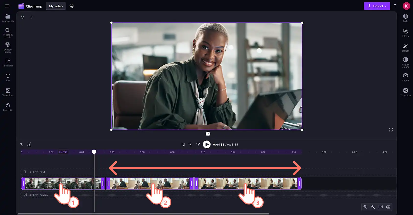 Clipchamp'te zaman çizelgesinde aynı anda birden fazla videoyu kırpan bir kullanıcı.