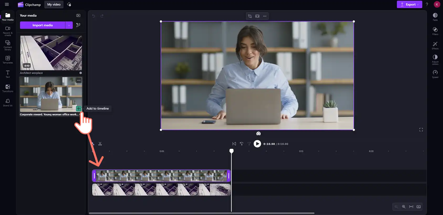 用户在 Clipchamp 中将两个视频拖动到时间线上以创建画中画视频。