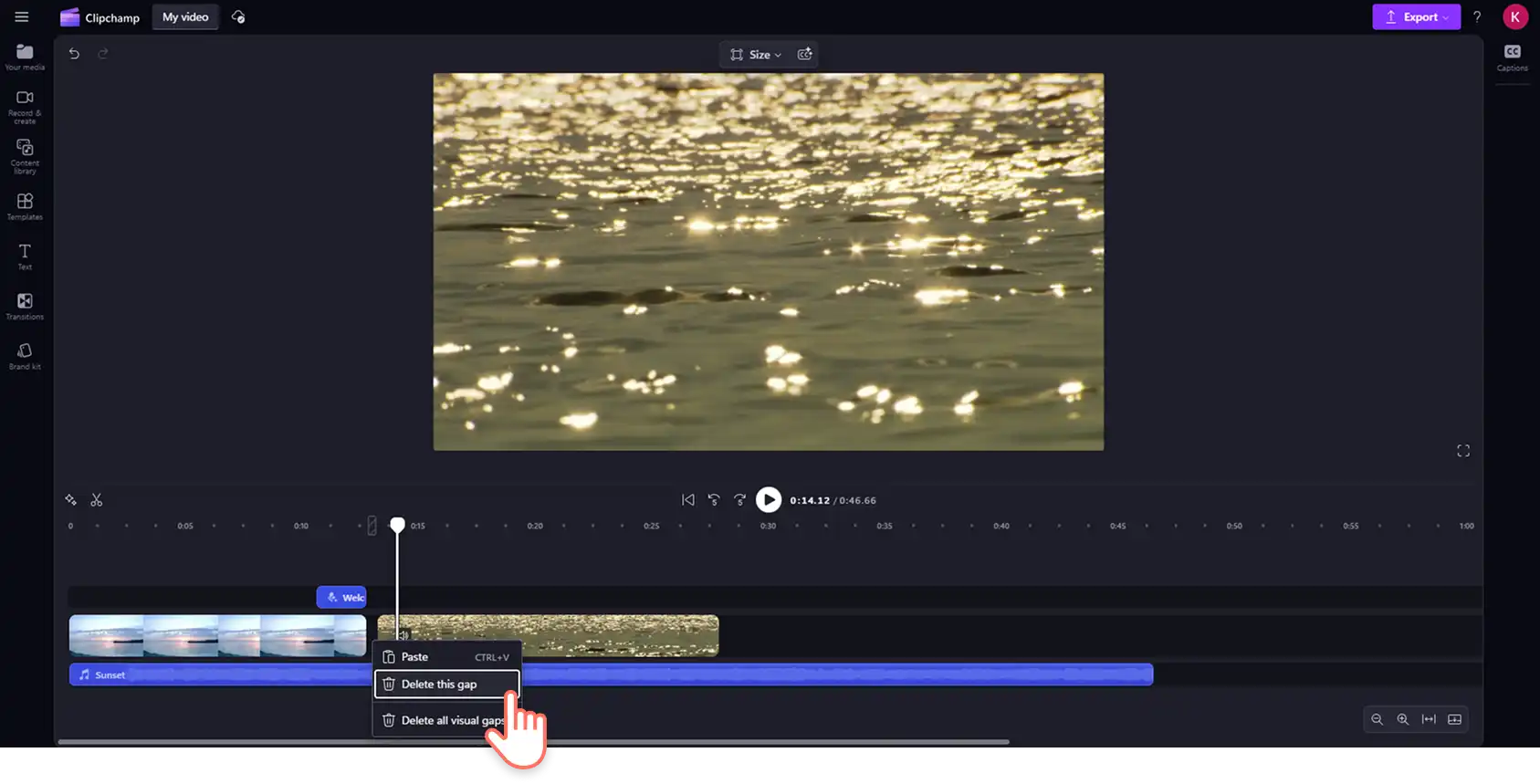 Usuário removendo uma lacuna extremamente pequena no editor de vídeo Clipchamp.