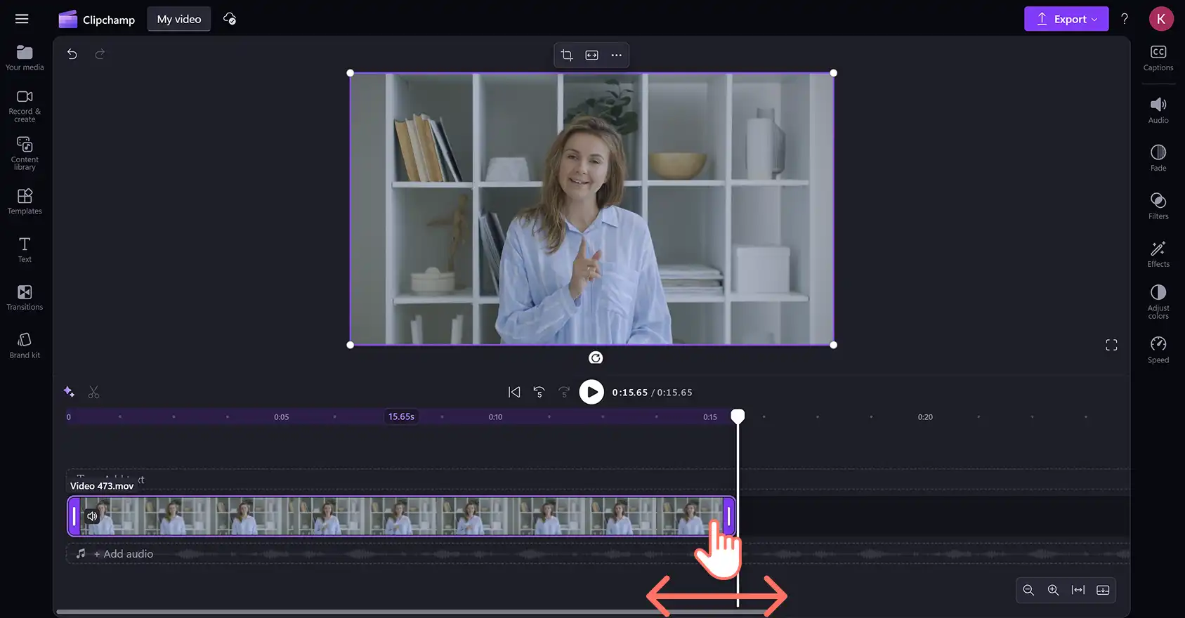 Un utilizator care scurtează lungimea unui fișier MOV în editorul video Clipchamp. 