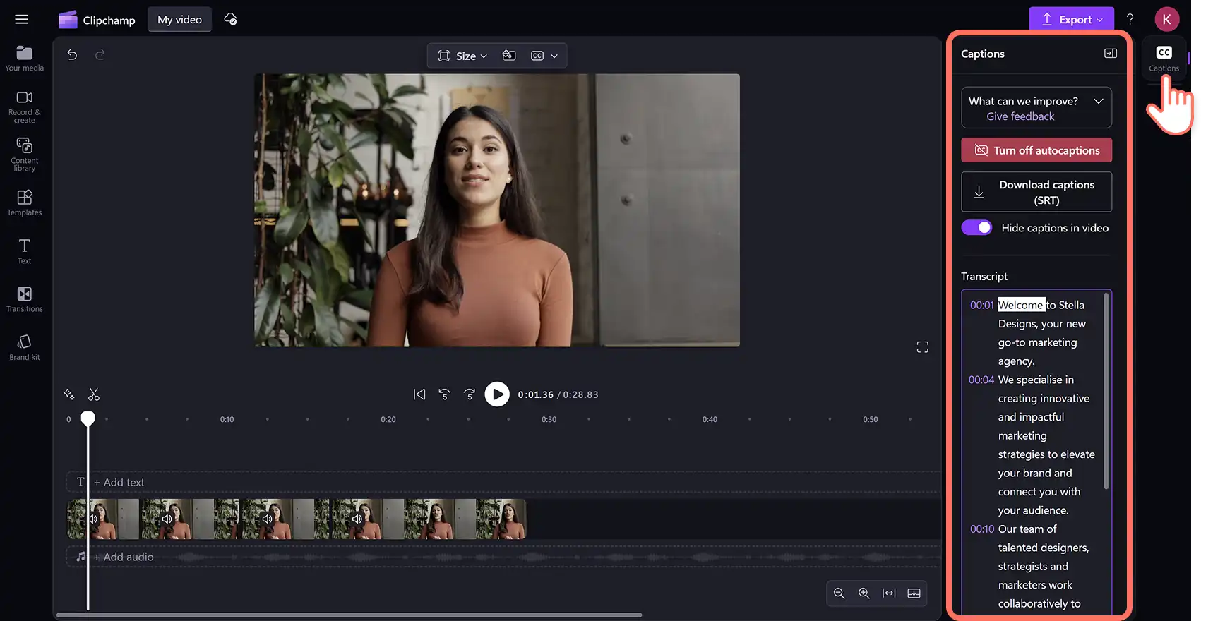 Seorang pengguna menambahkan kapsyen dan melihat transkrip video dalam editor video Clipchamp. 