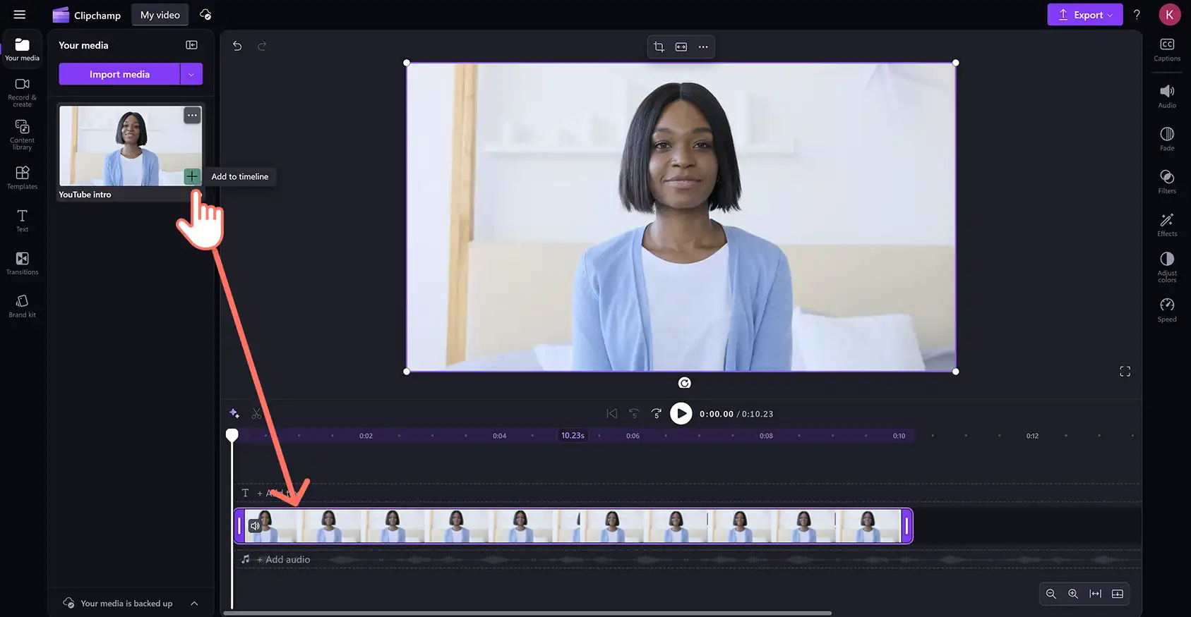 Een gebruiker sleept een video naar de tijdlijn in de Clipchamp-video-editor.