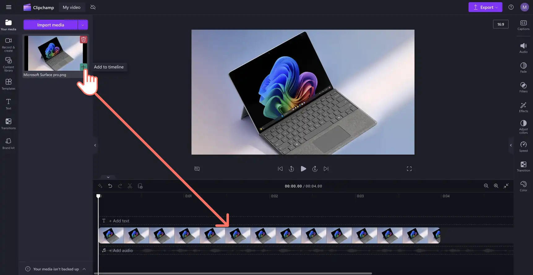 Käyttäjä, joka lisää valokuvaresurssin aikajanalle Clipchamp. 